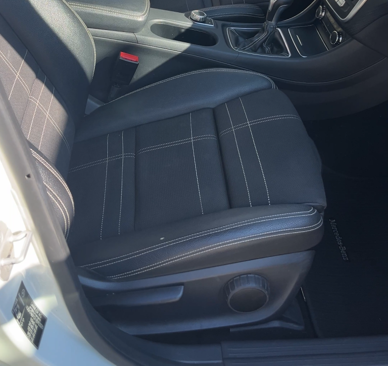 Automobilsko sjedalo prije dubinskog čišćenja i uklanjanja mrlja Prestige Detailinga